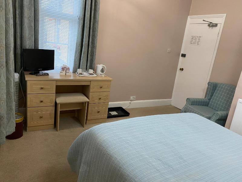 Double Room with Pool View image 4