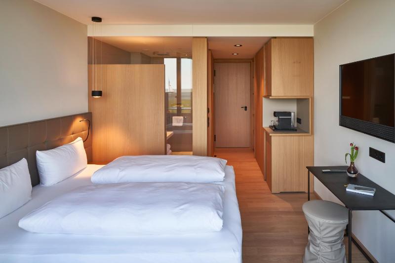 Junior Suite with Balcony image 4