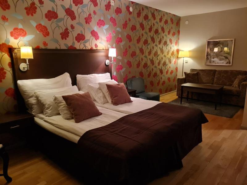 King Room with Sofa Bed image 4