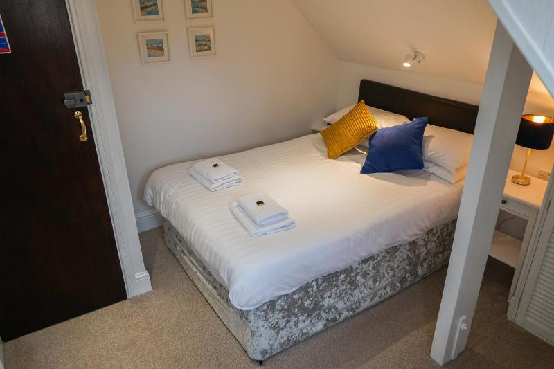 Single Room image 3