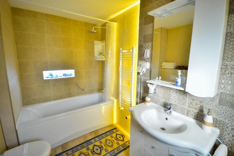 Quadruple Room image 4