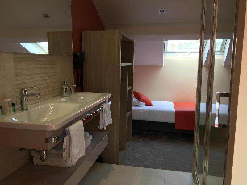 Standard Quadruple Room image 2