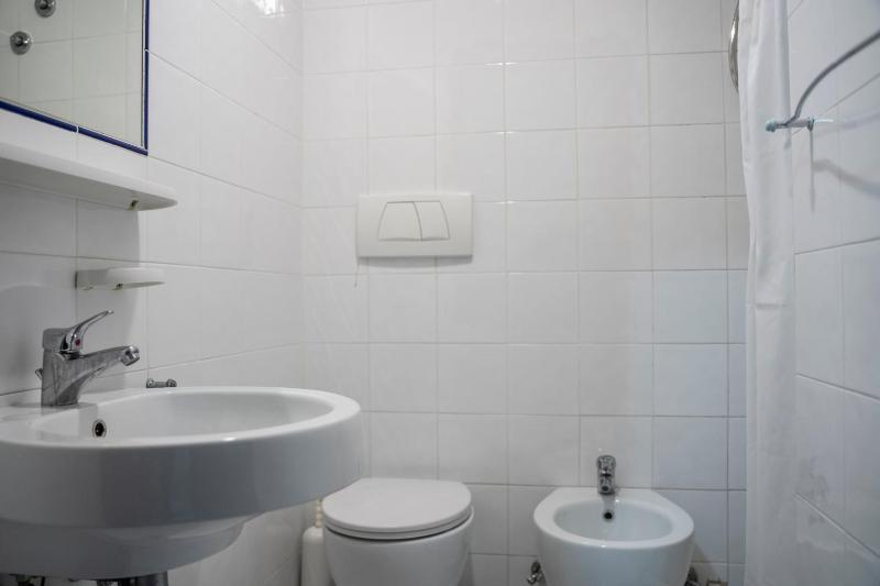 Standard Quadruple Room image 4