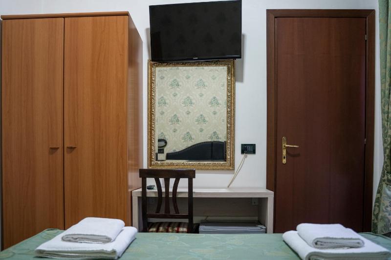 Double or Twin Room image 3