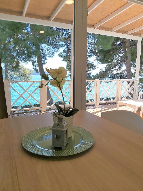 Luxury Two-Bedroom Mobile Home with Terrace and Sea View image 2