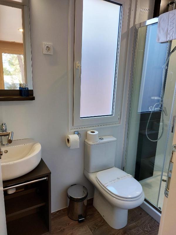 Luxury Two-Bedroom Mobile Home with Terrace and Sea View image 4