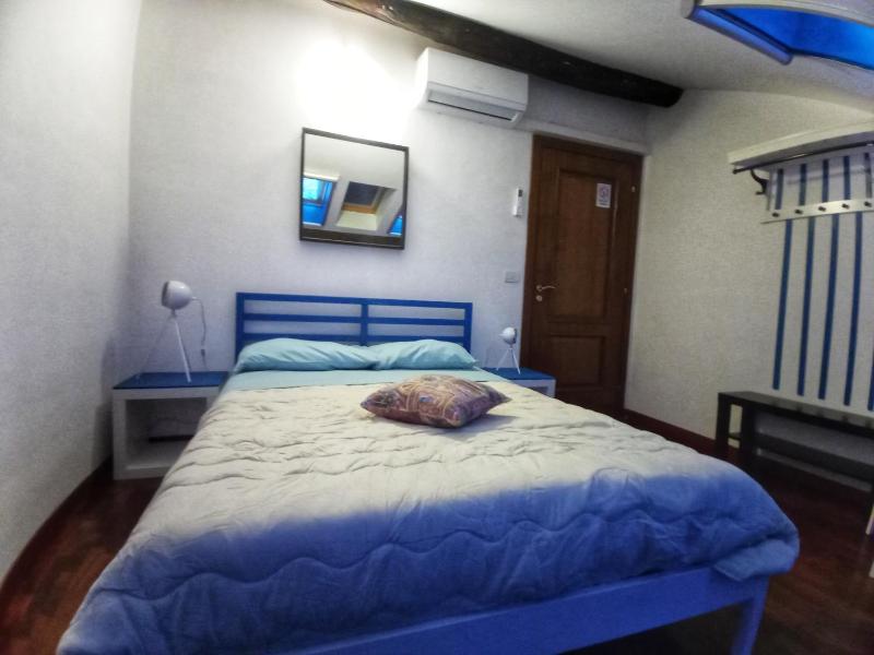 Standard Double Room with Shared Bathroom image 2