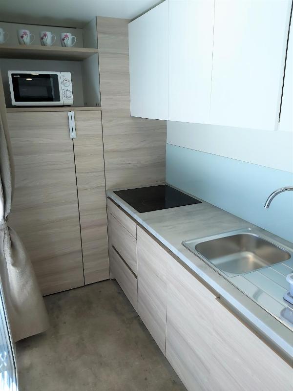 Luxury Two-Bedroom Mobile Home with Terrace and Sea View image 3