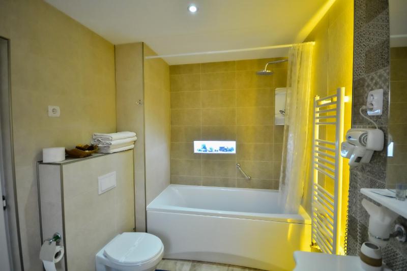 Quadruple Room image 2