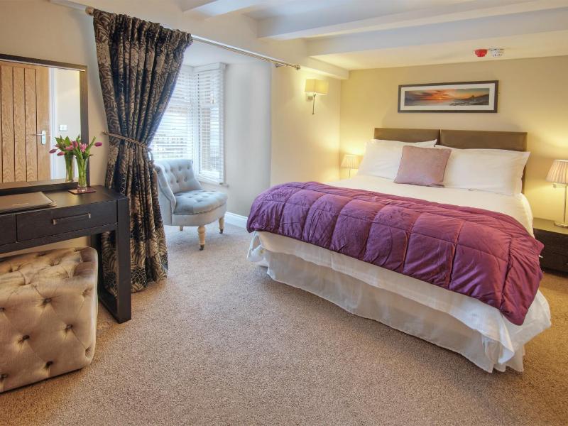 Room 2 - Standard Kind Ensuite with Shower image 1