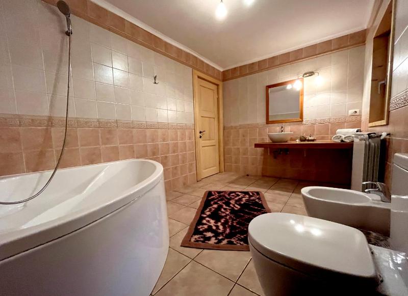 Queen Room image 3