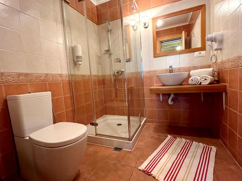 Double or Twin Room image 3