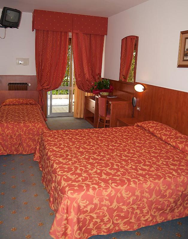Triple Room with Terrace image 3