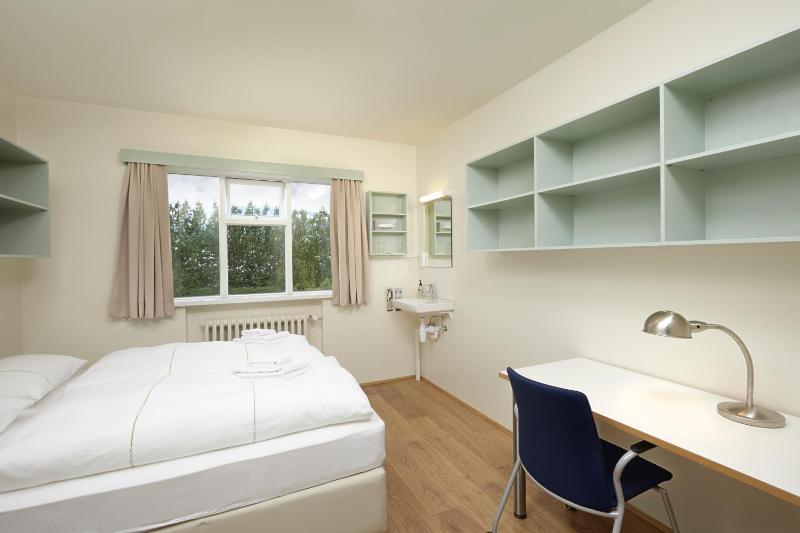 Queen Room with Shared Bathroom image 3