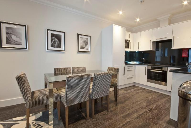 Deluxe Three-Bedroom Apartment image 3