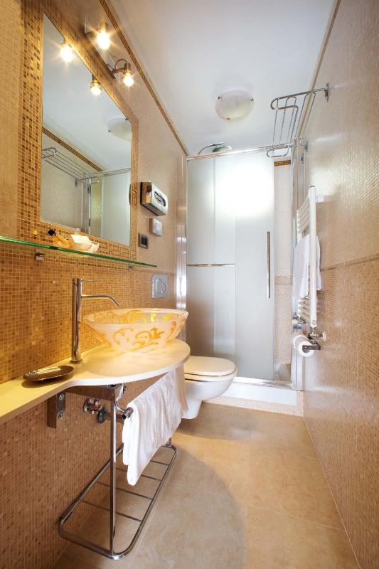 Standard Quadruple Room image 2