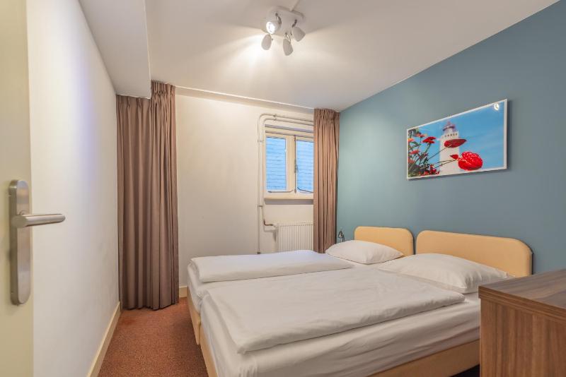 Family Room (4 Adults + 2 Children) image 4