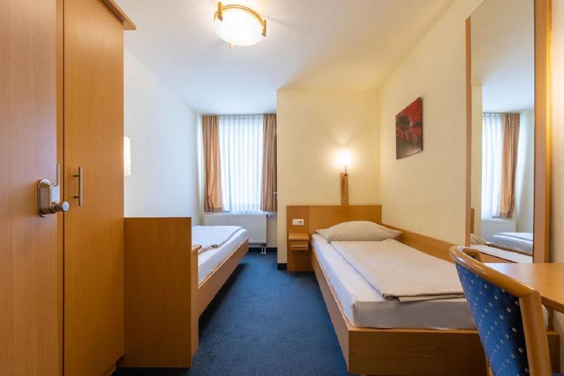 Double Room image 4
