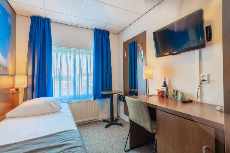 Single Room with Private External Bathroom image 1