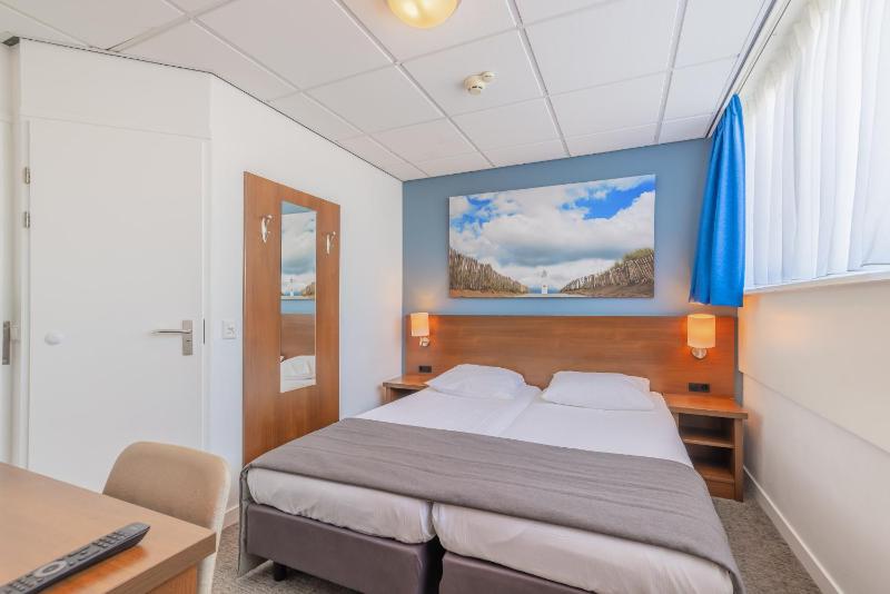 Small Double Room image 3