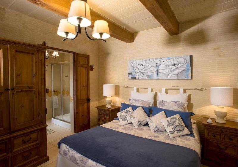 Double Room image 3