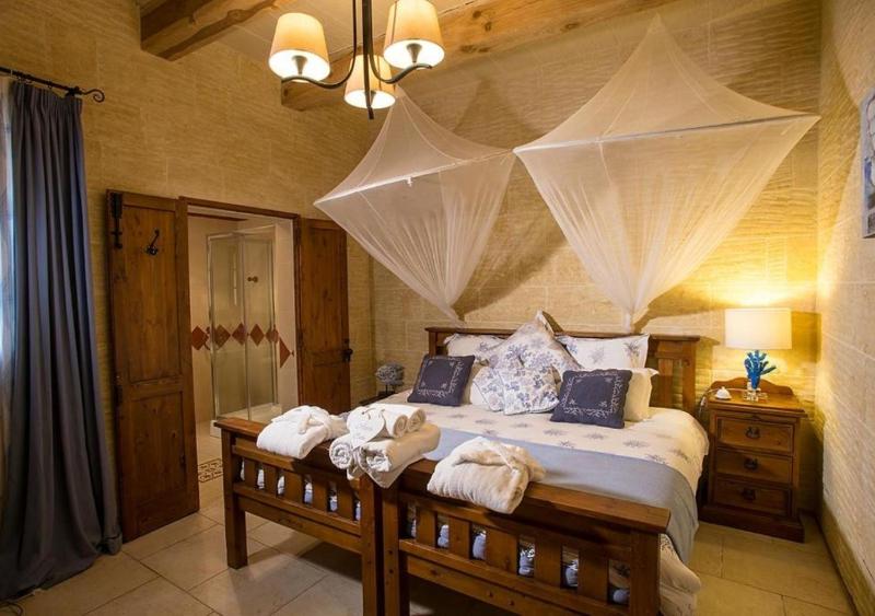 Double Room image 4