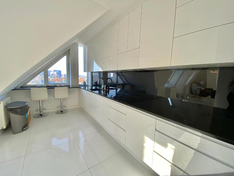 Penthouse 2 Bedroom Designer Apartment - image 10