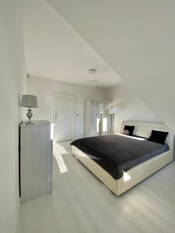 Penthouse 2 Bedroom Designer Apartment - image 9