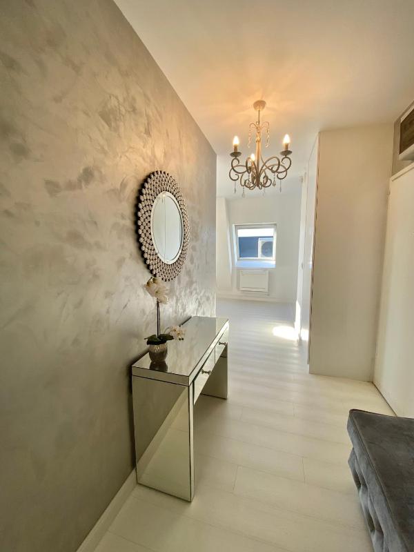 Penthouse 2 Bedroom Designer Apartment - image 14