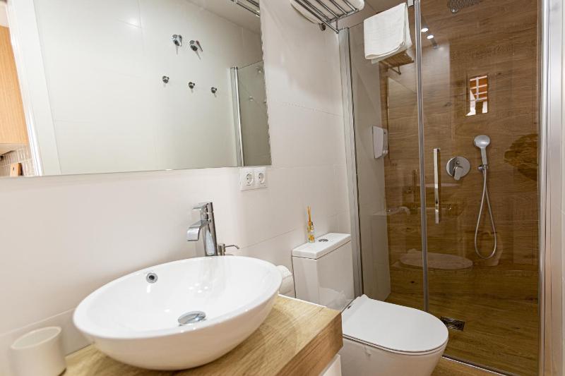 One-Bedroom Apartment image 2