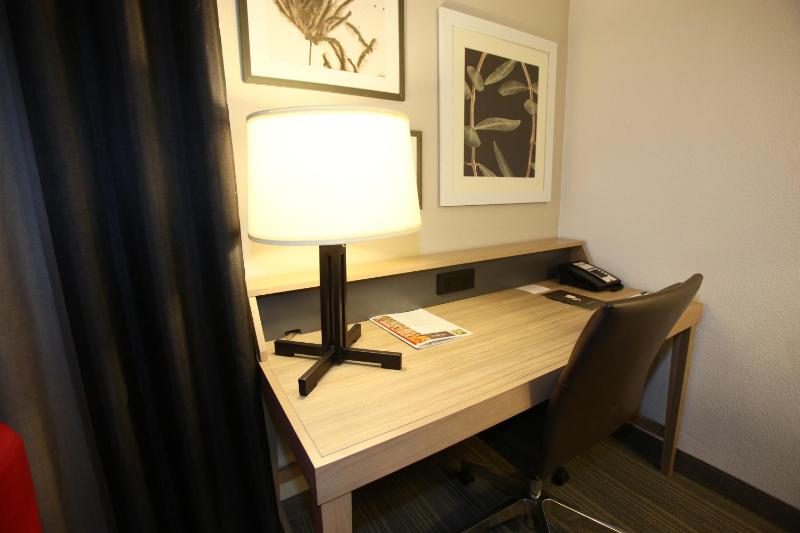 Queen Room - Disability Access image 4