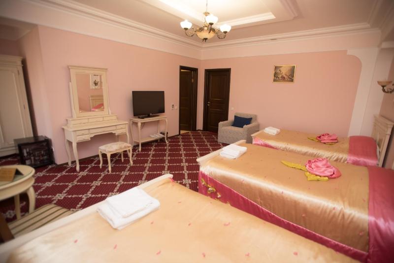 Deluxe Triple Room image 3