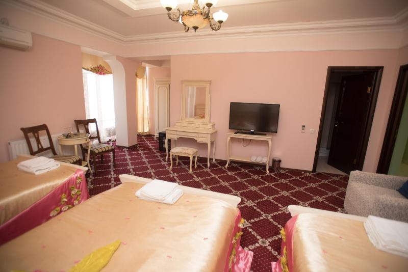 Deluxe Triple Room image 4