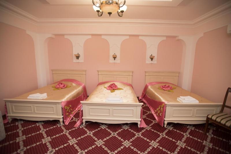 Deluxe Triple Room image 1