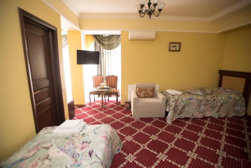 Superior Twin Room with City View image 1