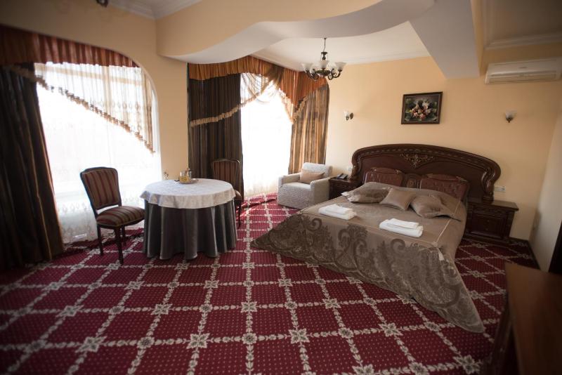 Suite with City View image 3