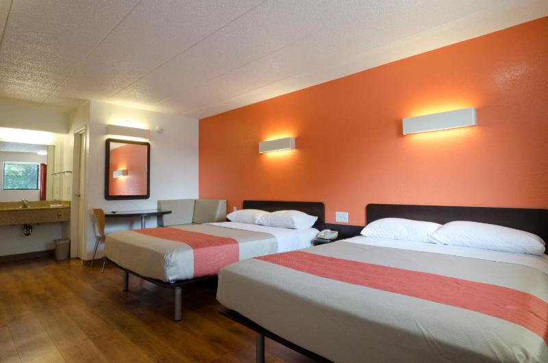 Queen Room with Two Queen Beds - Disability Access - Smoking image 4