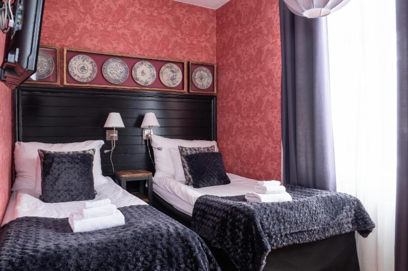 Standard Twin Room image 3