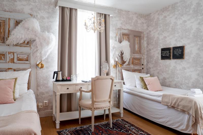 Standard Twin Room image 1