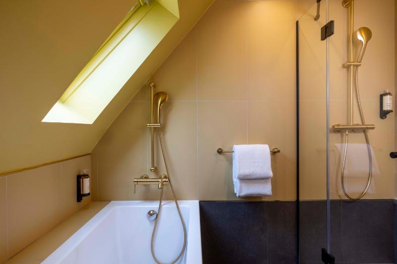 Junior King Suite with Sofa Bed image 3