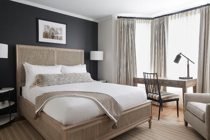 Deluxe Queen Room image 2