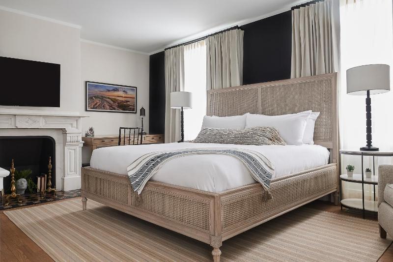 Deluxe King Room image 1