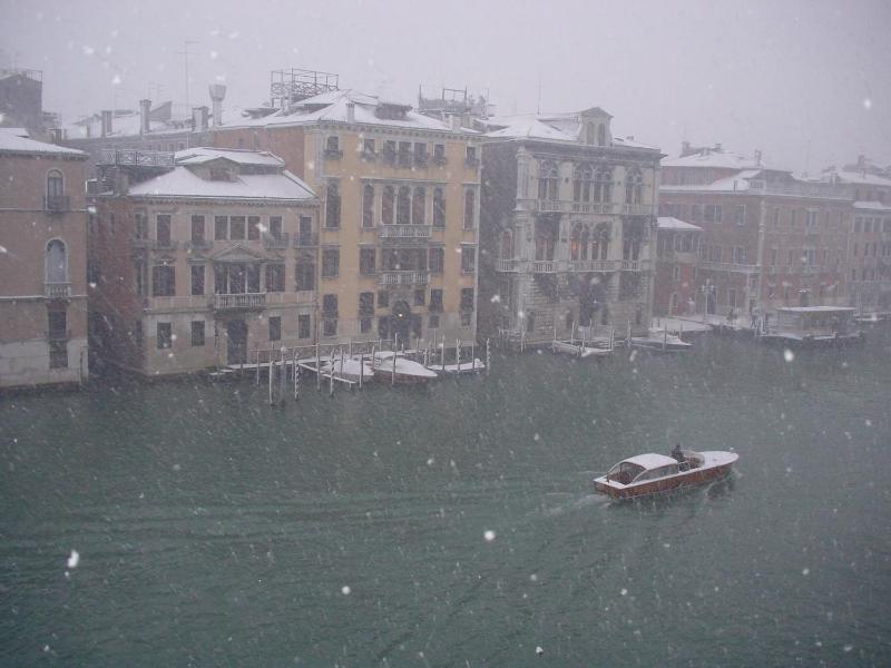 Junior Suite with Grand Canal View image 3