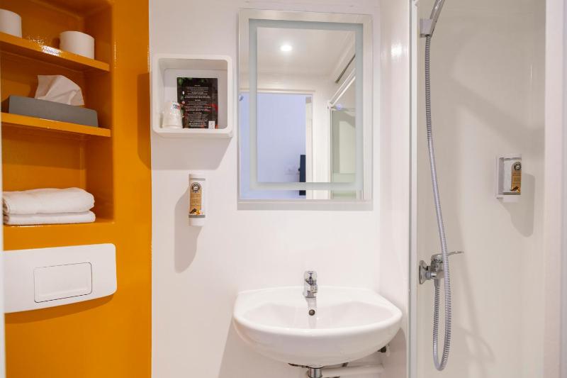 Standard Twin Room image 4
