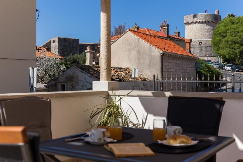 Studio Apartment with Terrace and Sea View image 1
