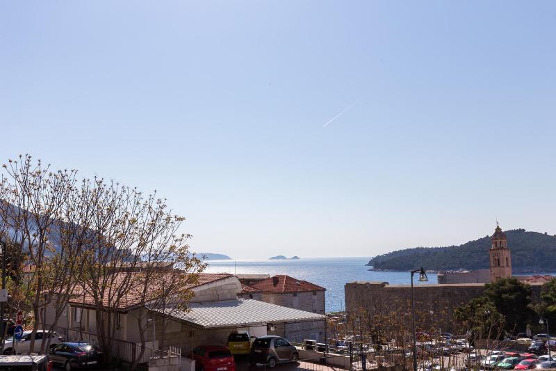 Studio Apartment with Terrace and Sea View image 3