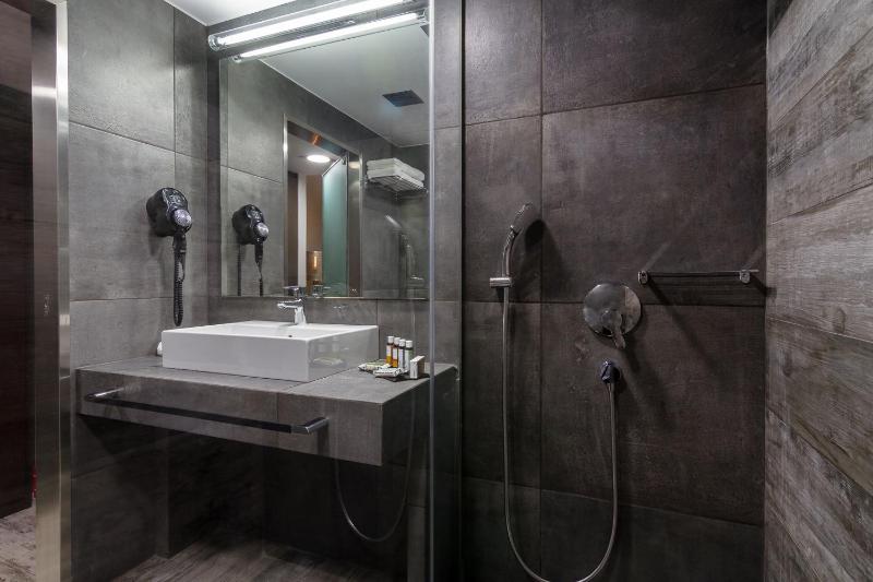 Quadruple Room image 3