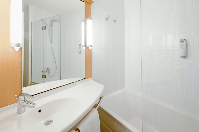 Standard Twin Room image 4
