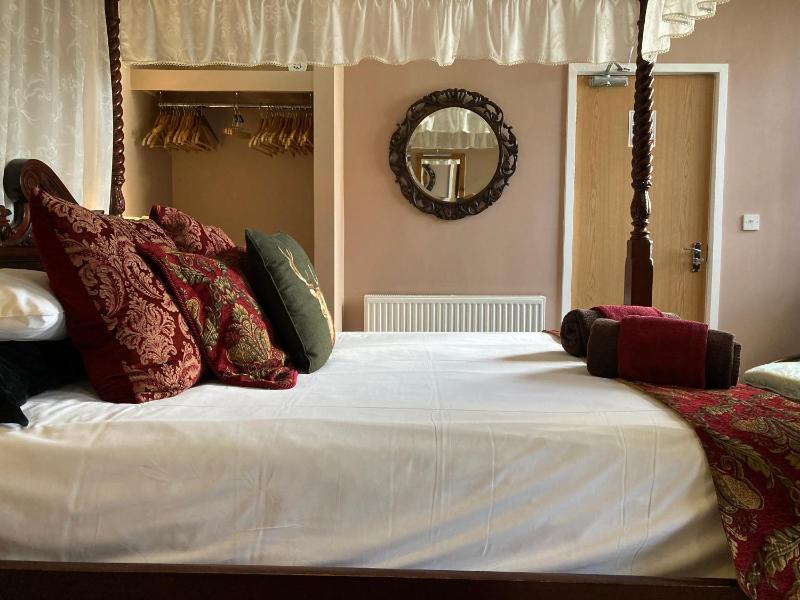 Deluxe Room with Four-Poster Bed image 4