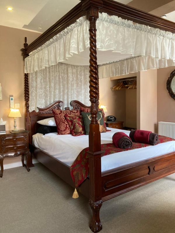 Deluxe Room with Four-Poster Bed image 1